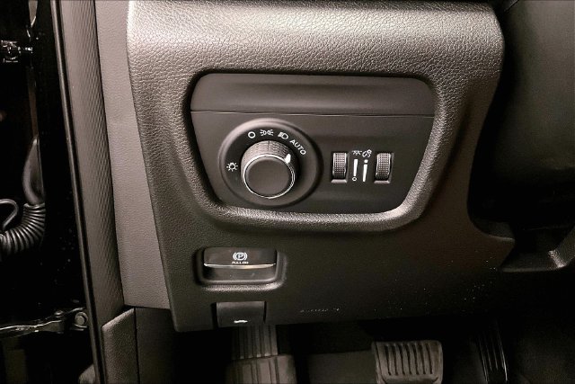 Used 2025 Diamond Black Crystal Pearlcoat Jeep Altitude X image 36