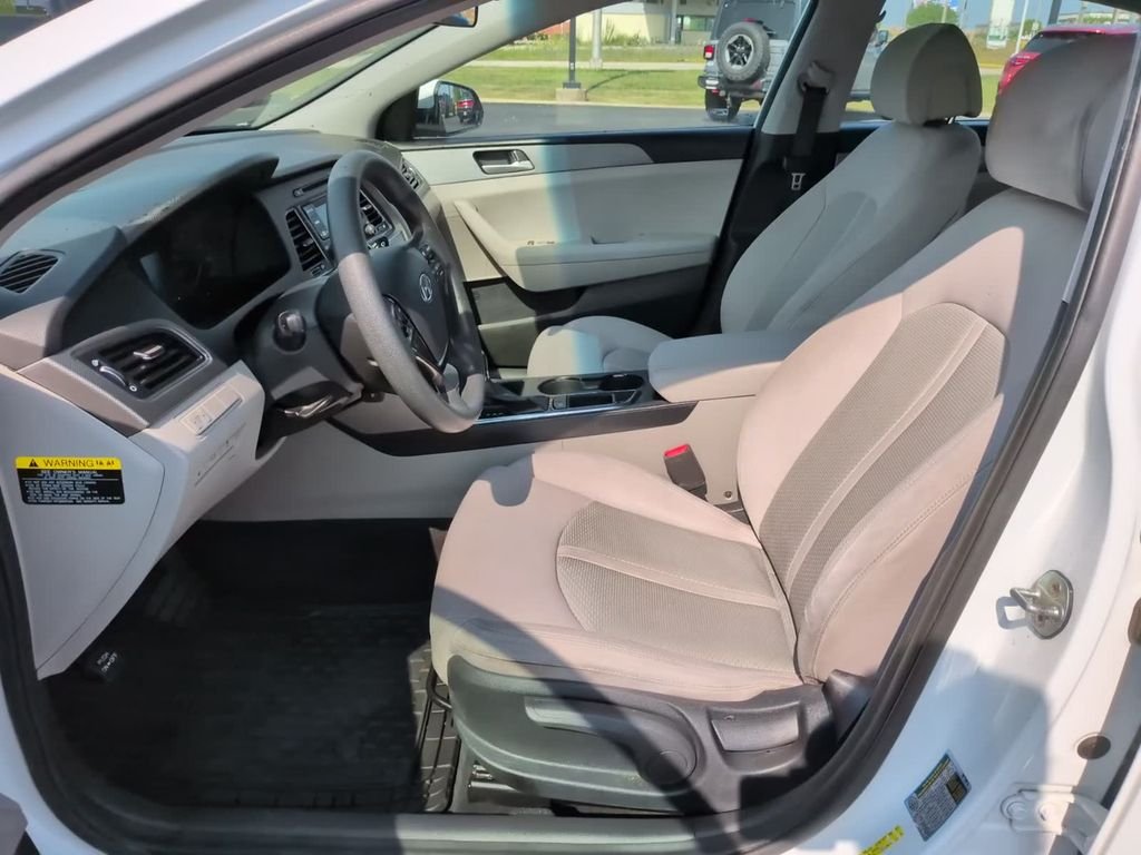 Used 2017 White Hyundai Base image 17