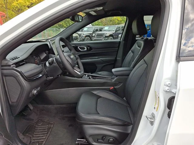 New 2026 White Jeep Latitude image 13