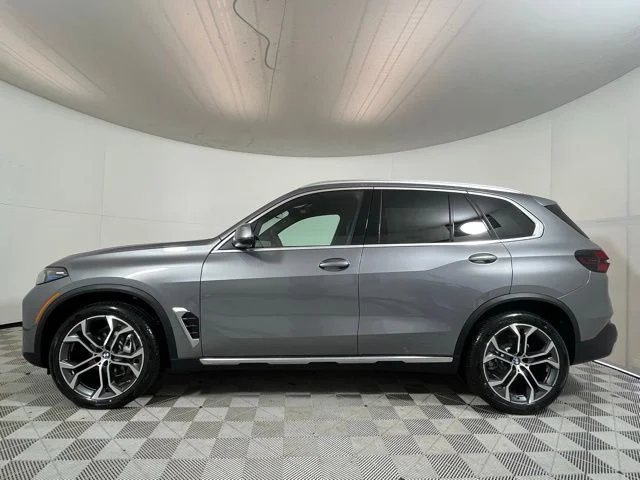 New 2026 Skyscraper Grey Metallic BMW xDrive40i image 4