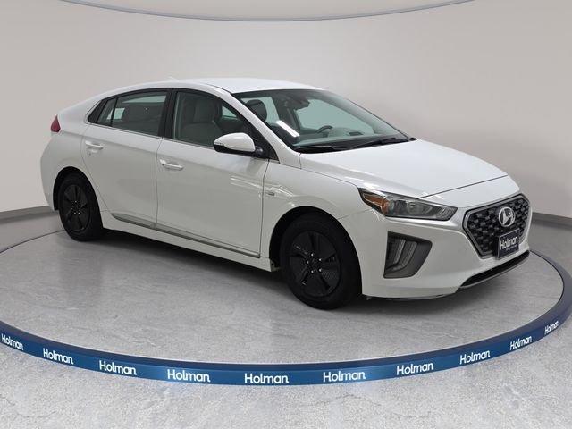 Used 2020 White Hyundai SE image 4