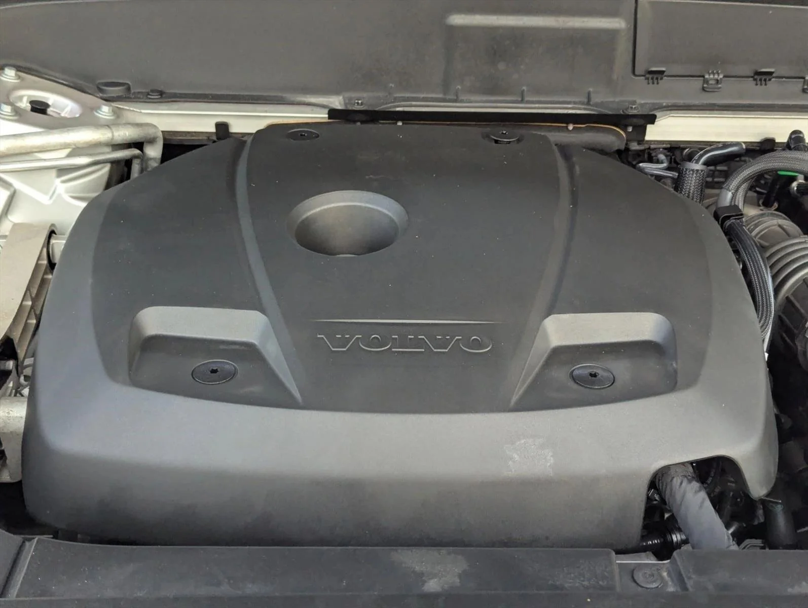 Used 2020 Bright Silver Metallic Volvo Momentum image 23