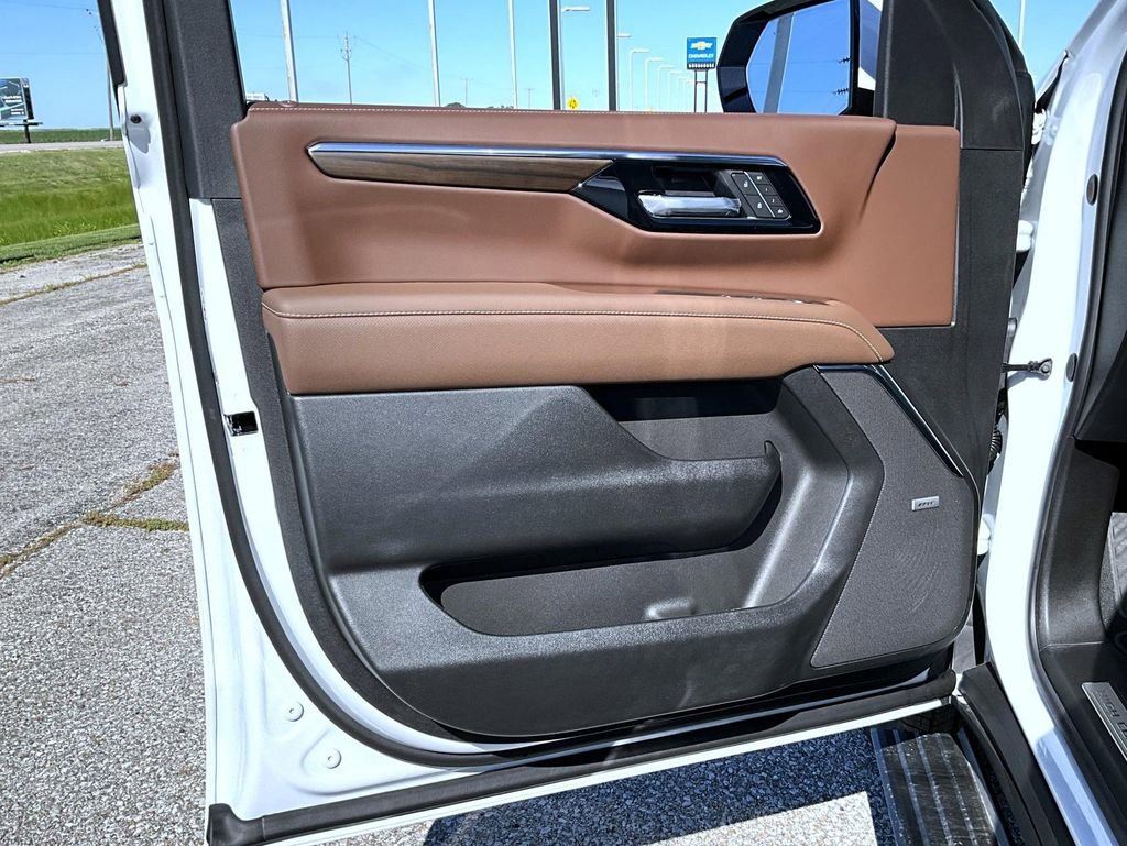 New 2026 Polar White Tricoat Chevrolet High Country image 9