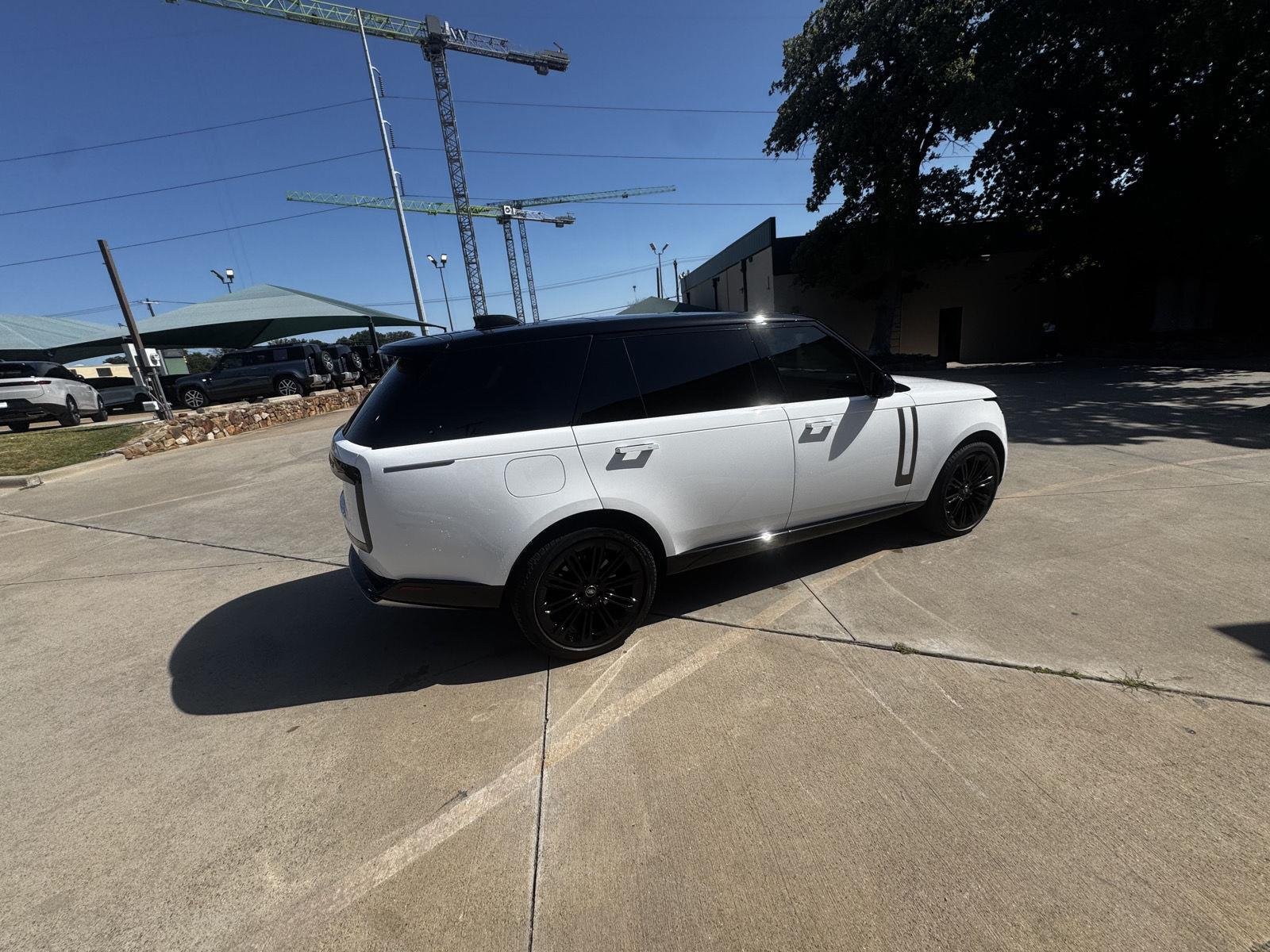 Used 2024 White Land Rover SE image 7