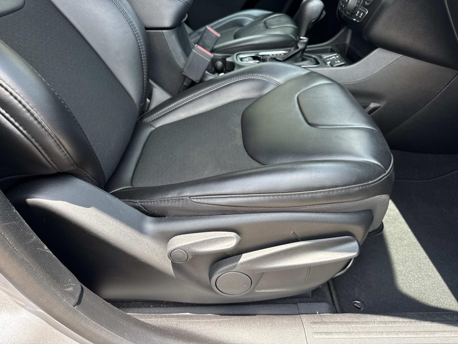 Used 2021 BILLET SILVER METALLIC CLEARCOAT Jeep Altitude image 11