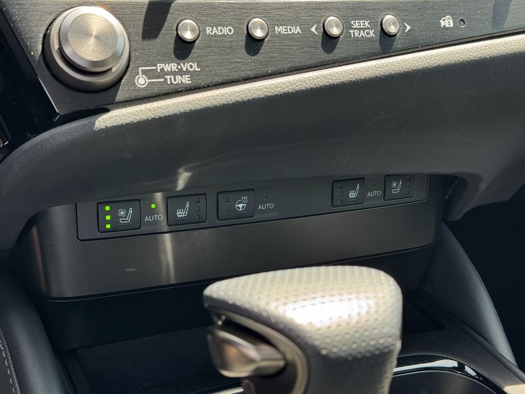 2025 Lexus ES - Photo 21