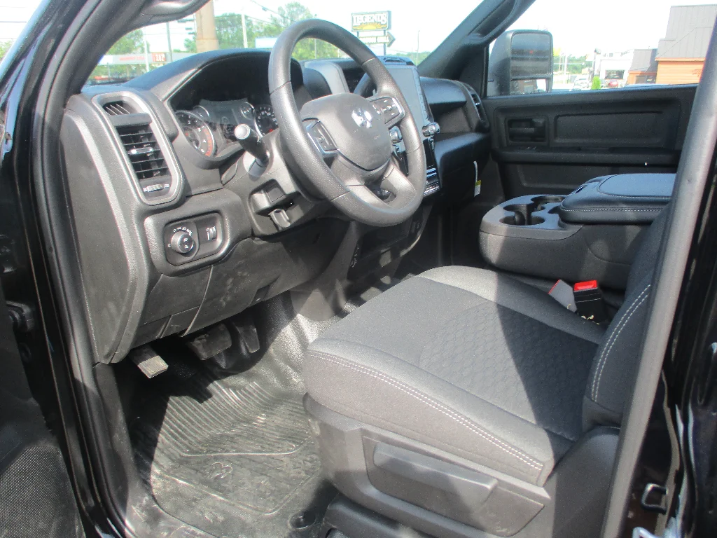 New 2026 Diamond Black Crystal Pearl-Coat Exterior Paint RAM Tradesman image 4