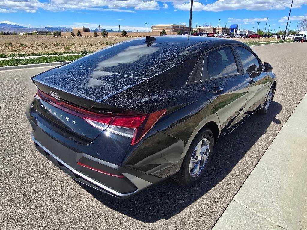 New 2026 Abyss Black Hyundai SE image 5