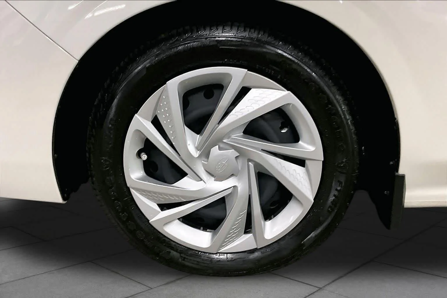 Used 2025 Crystal White Pearl Subaru  image 11