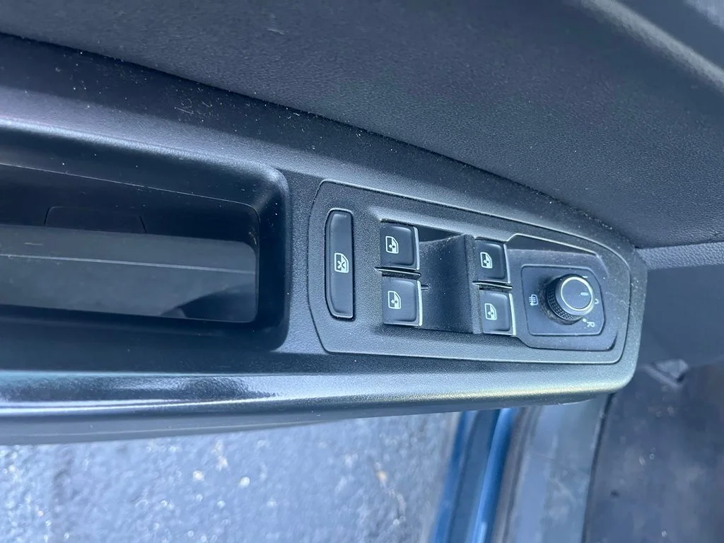 Used 2019 Blue Volkswagen 3.6L V6 SE image 11