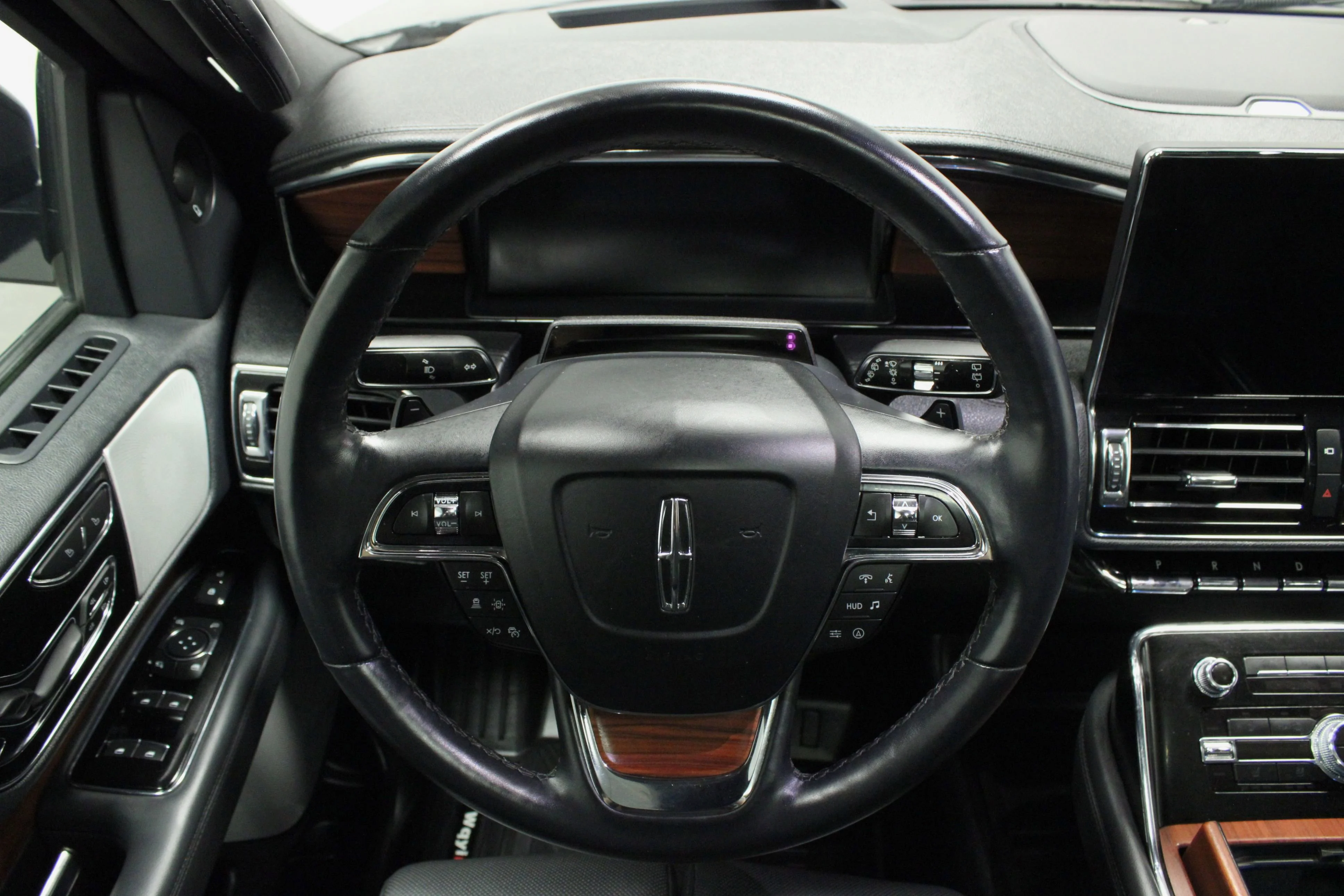 Used 2024 Infinite Black Metallic Clearcoat Lincoln Reserve image 24