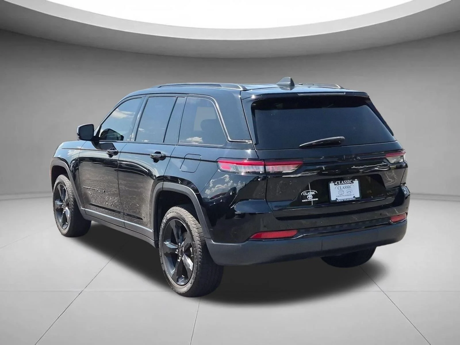 Used 2023 Diamond Black Crystal Pearlcoat Jeep Limited image 3