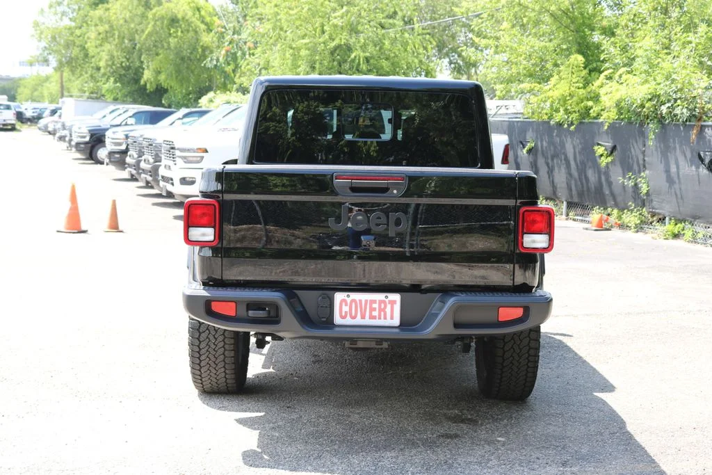 Used 2024  Jeep Sport image 4