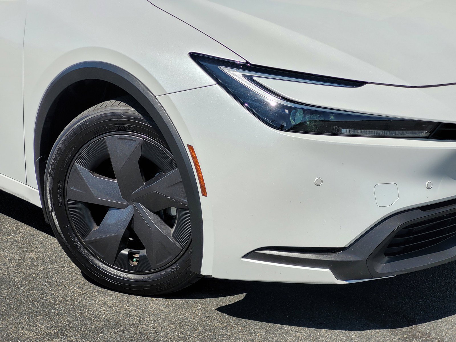 Used 2023 White Toyota  image 11