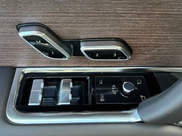 New 2026 Santorini Black Land Rover SE image 13