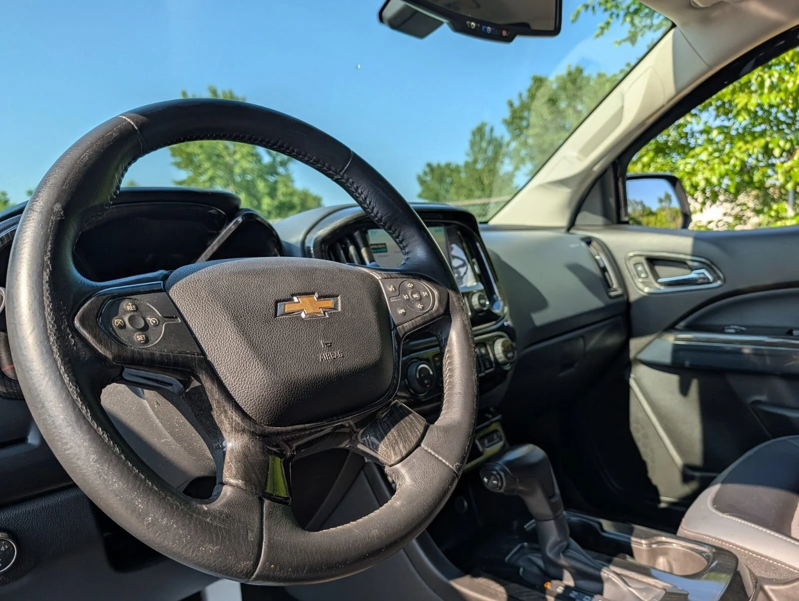 Used 2015 CYBER GRAY METALLIC Chevrolet 4WD Z71 image 28