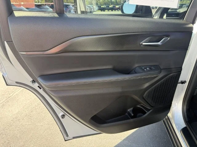 Used 2023 Silver Jeep Altitude image 32
