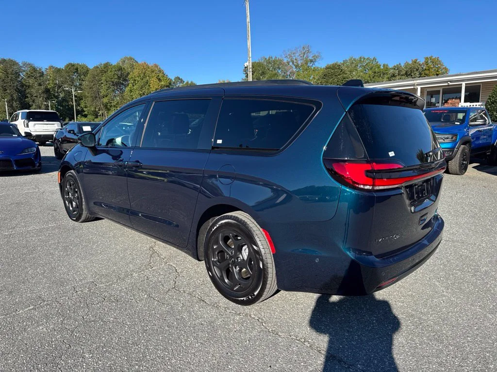 Used 2025 Blue Chrysler Select Premium S Appearance image 3