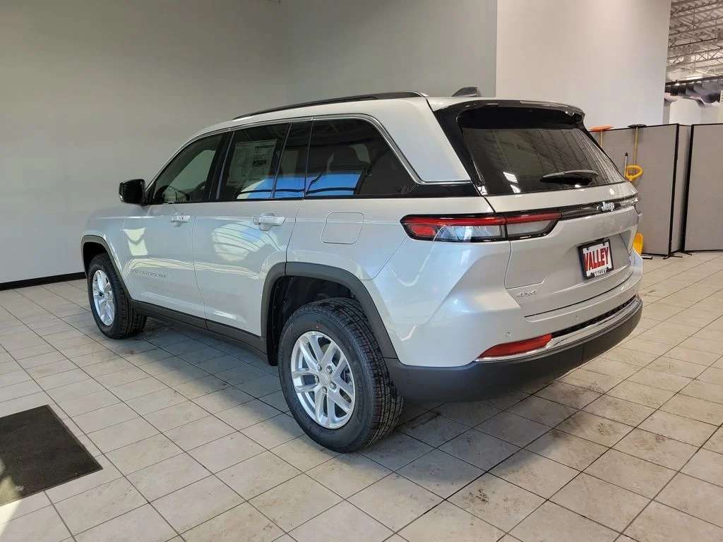 New 2026 Silver Zynith Exterior Paint Jeep Laredo X image 7