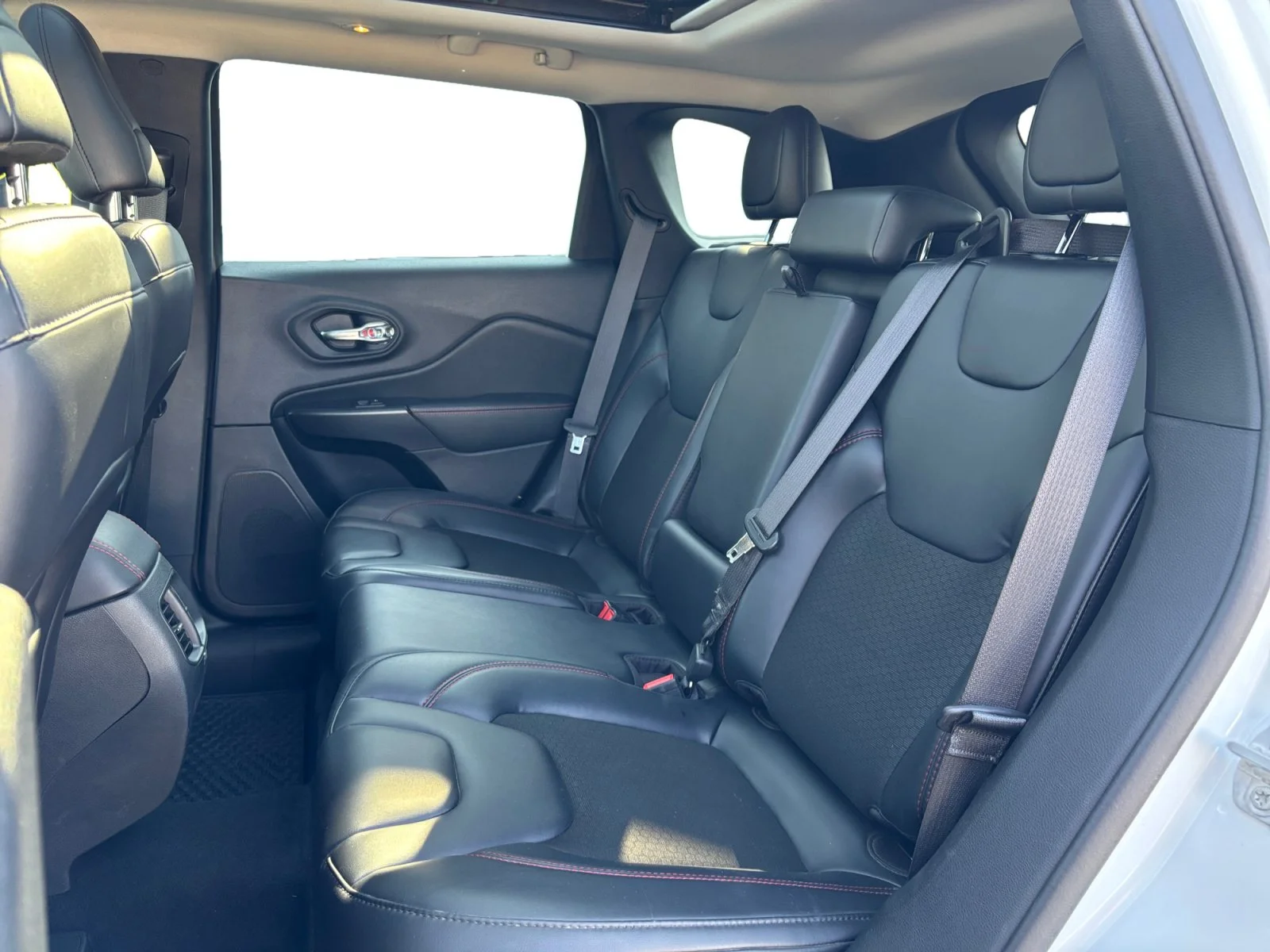 Used 2021 White Jeep Trailhawk image 16