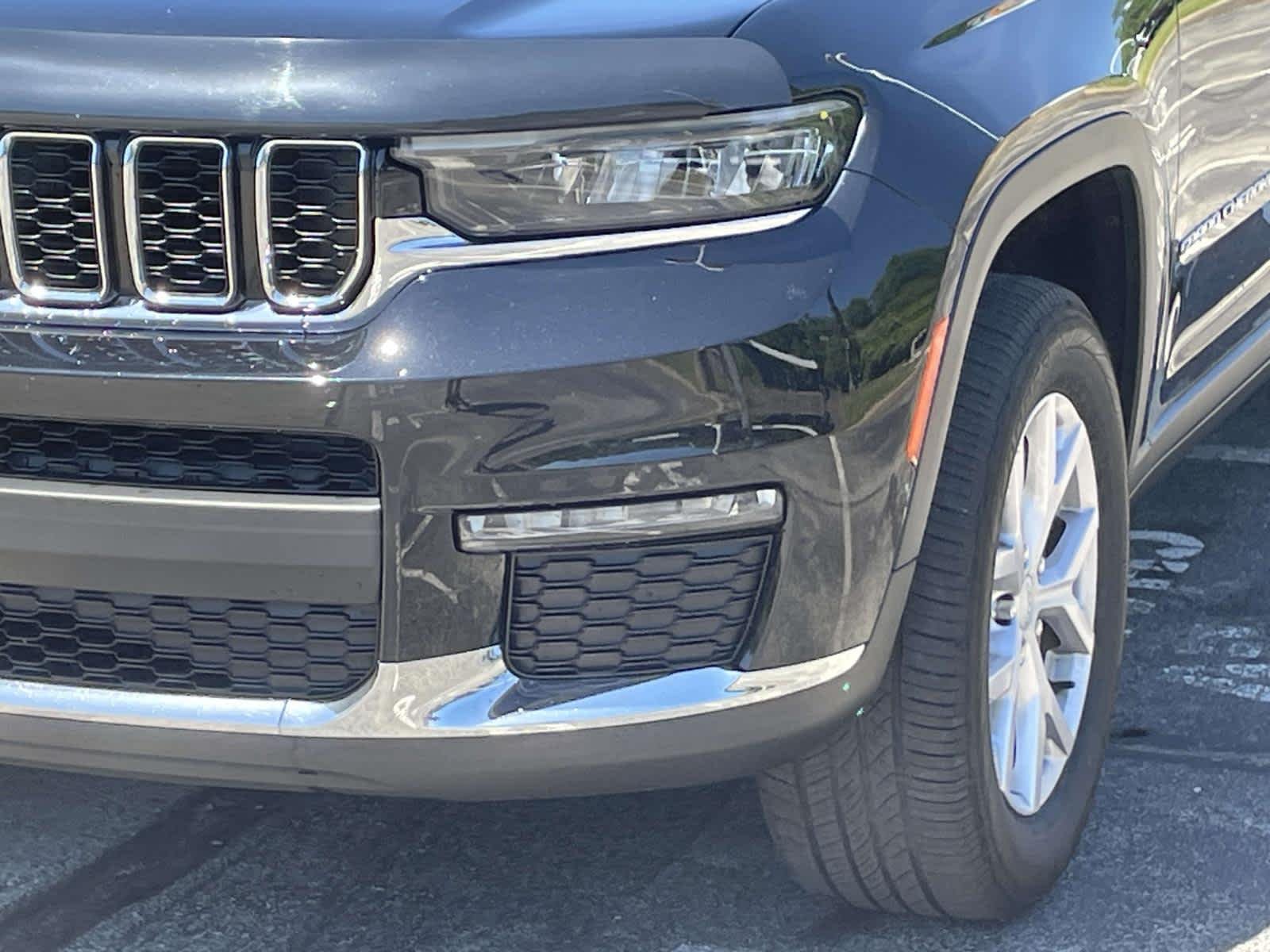 Used 2022 Diamond Black Crystal Pearlcoat Jeep Limited image 13