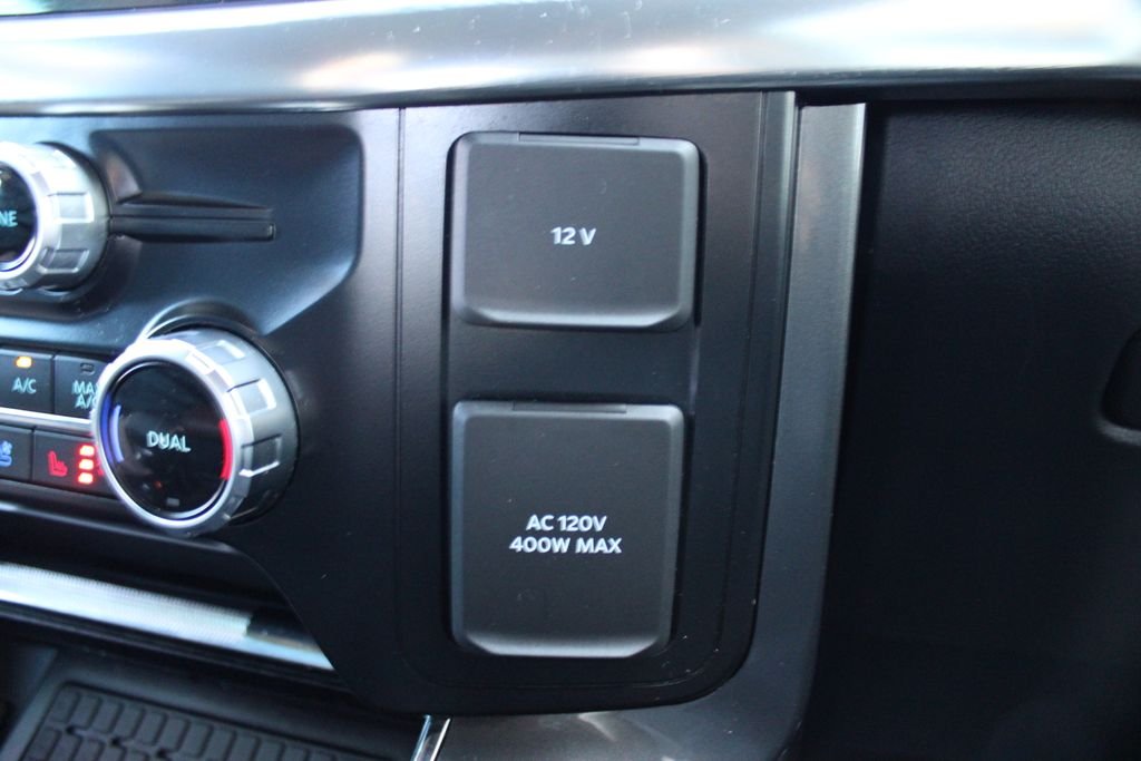 Used 2023  Ford Lariat image 28