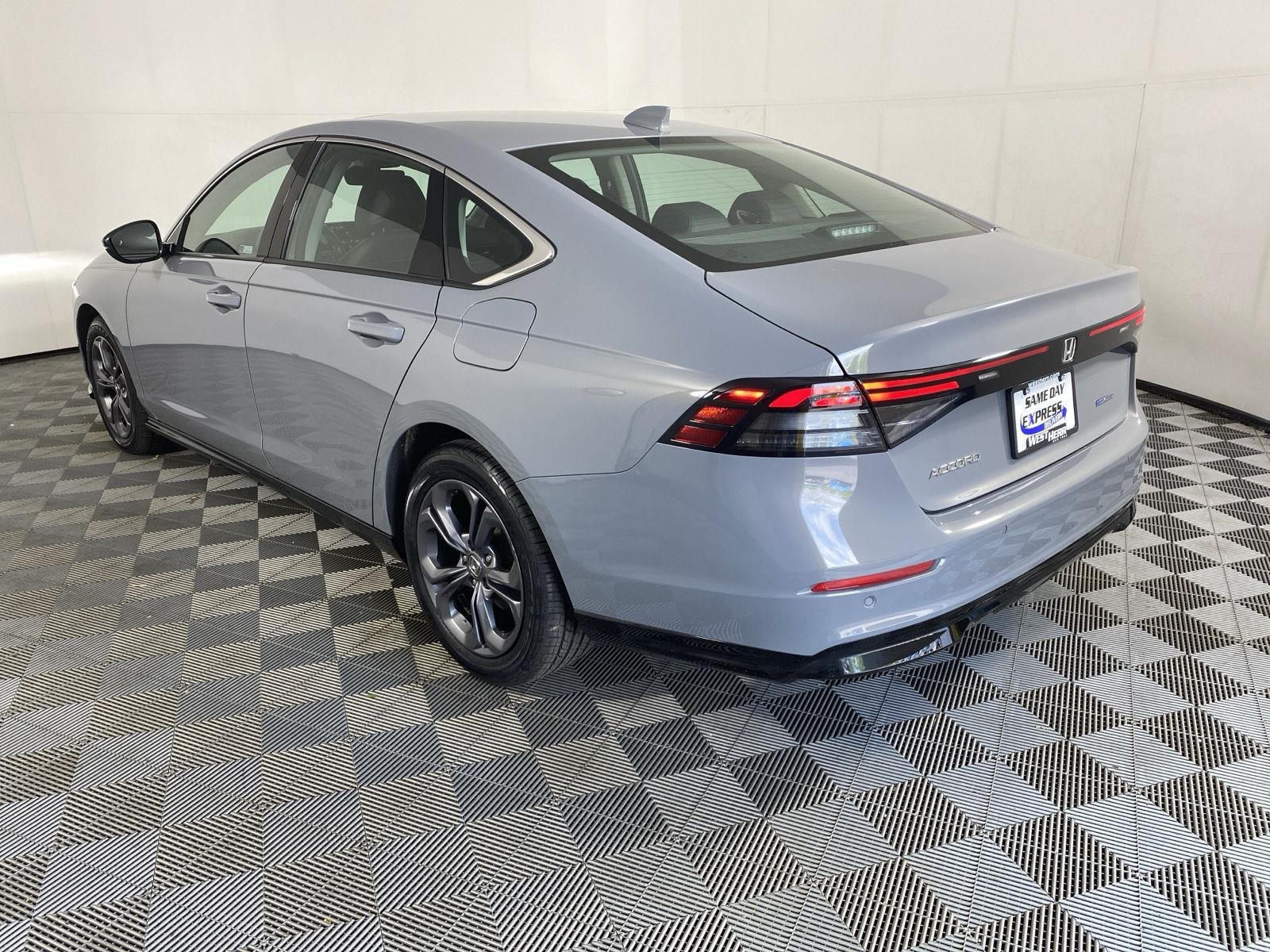 Used 2024 Urban Gray Pearl Honda EX-L image 5