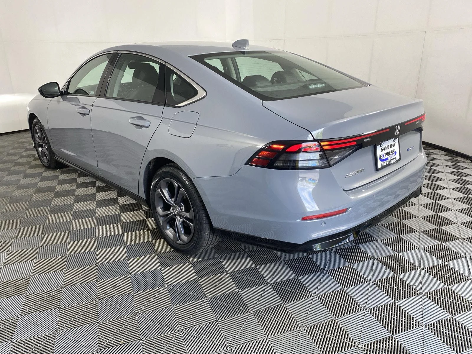 Used 2024 Urban Gray Pearl Honda EX-L image 5