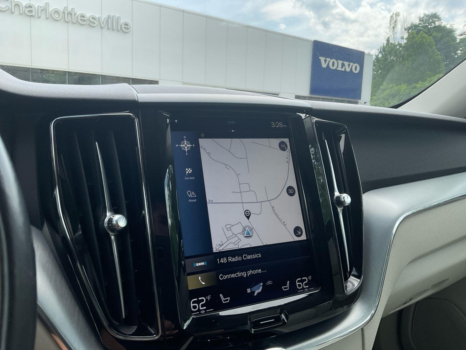 Used 2018 Denim Blue Metallic Volvo Momentum image 20