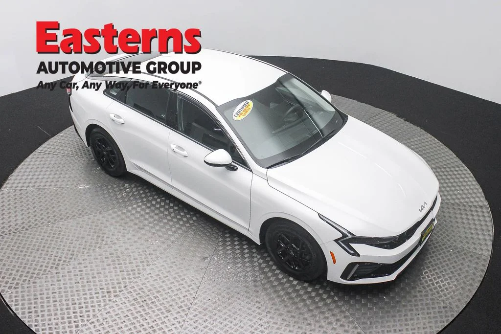 Used 2025 White Kia LXS image 3
