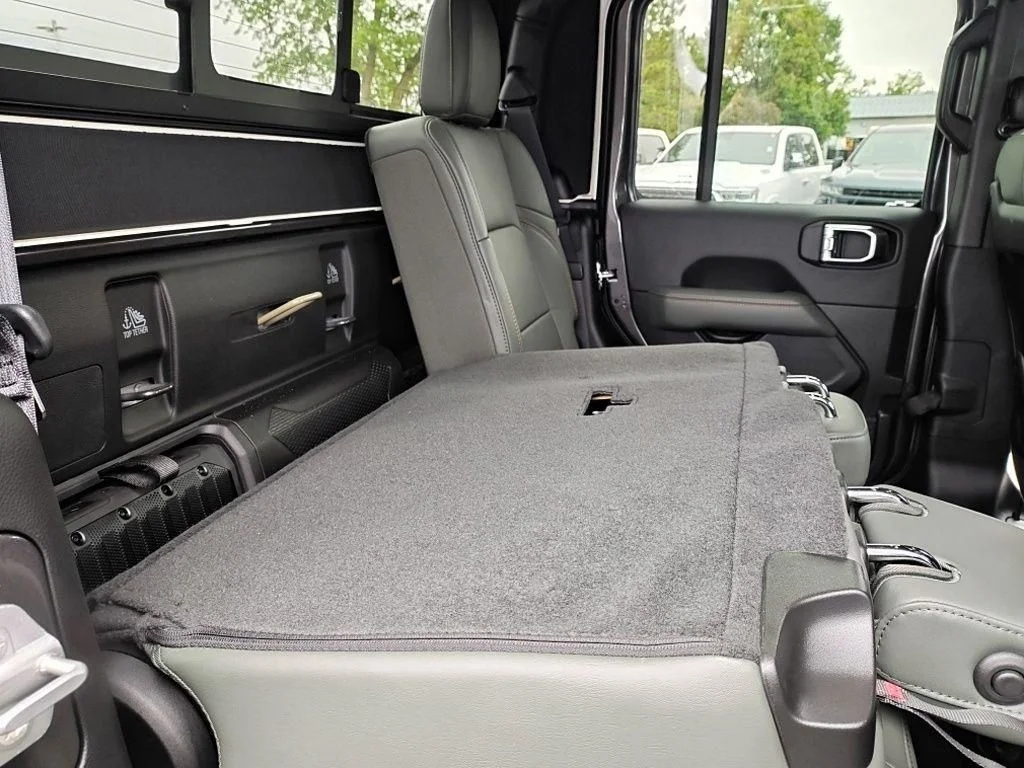 New 2026 Granite Crystal Metallic Clear-Coat Exterior Paint Jeep Mojave X image 35