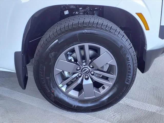 New 2025 Glacier White Nissan Crew Cab SV image 5