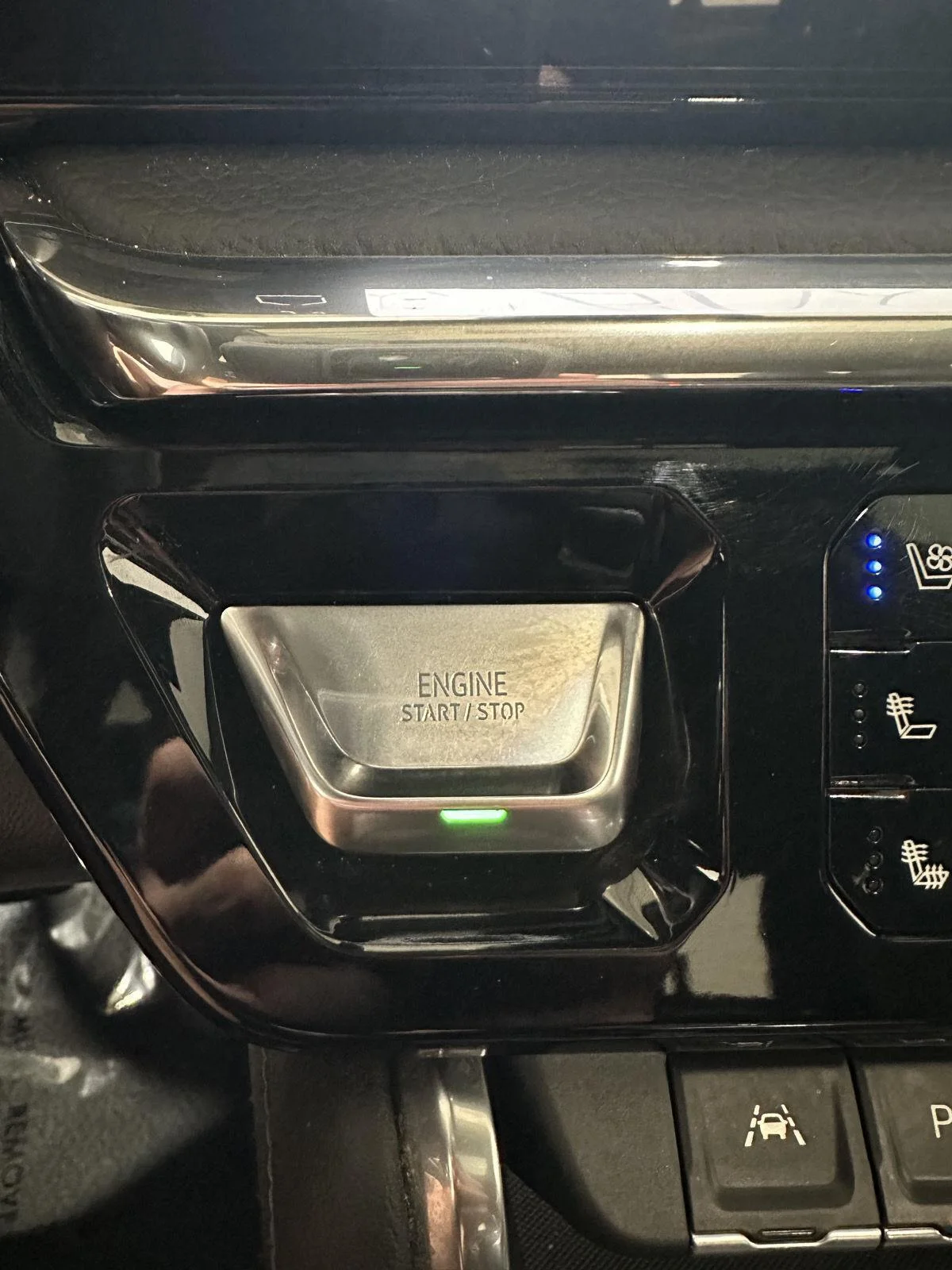 Used 2025 Onyx Black GMC Denali image 16