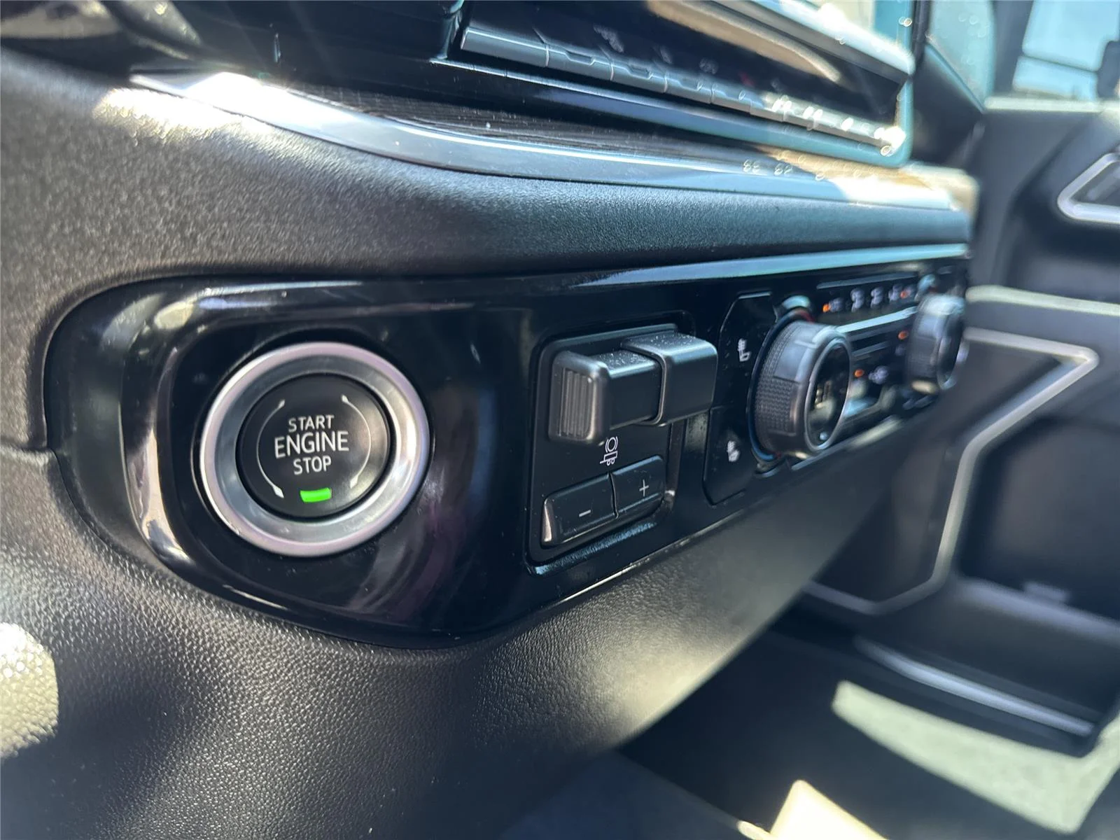 Used 2025 Summit White Chevrolet LT image 26