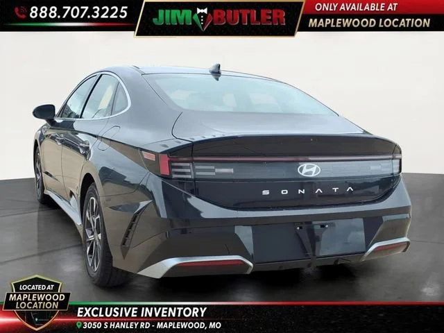 Used 2024  Hyundai SEL image 2