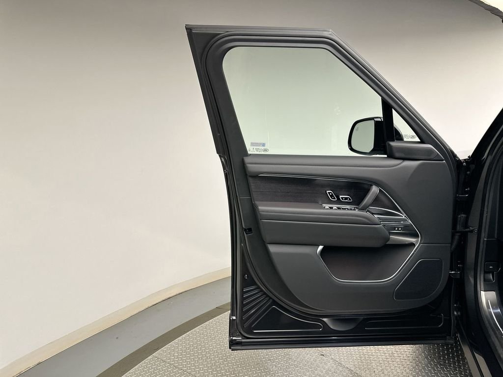 New 2026 Carpathian Grey Land Rover SE image 9