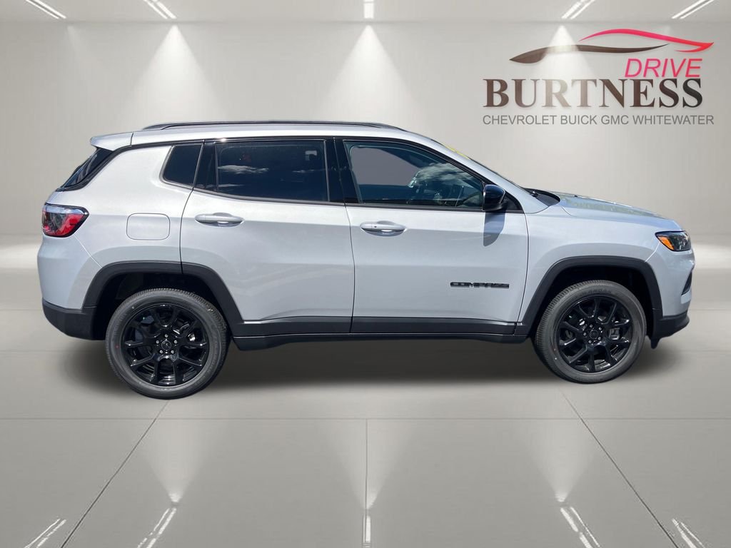New 2026 Silver Zynith Metallic Clear-Coat Exterior Paint Jeep Latitude image 15