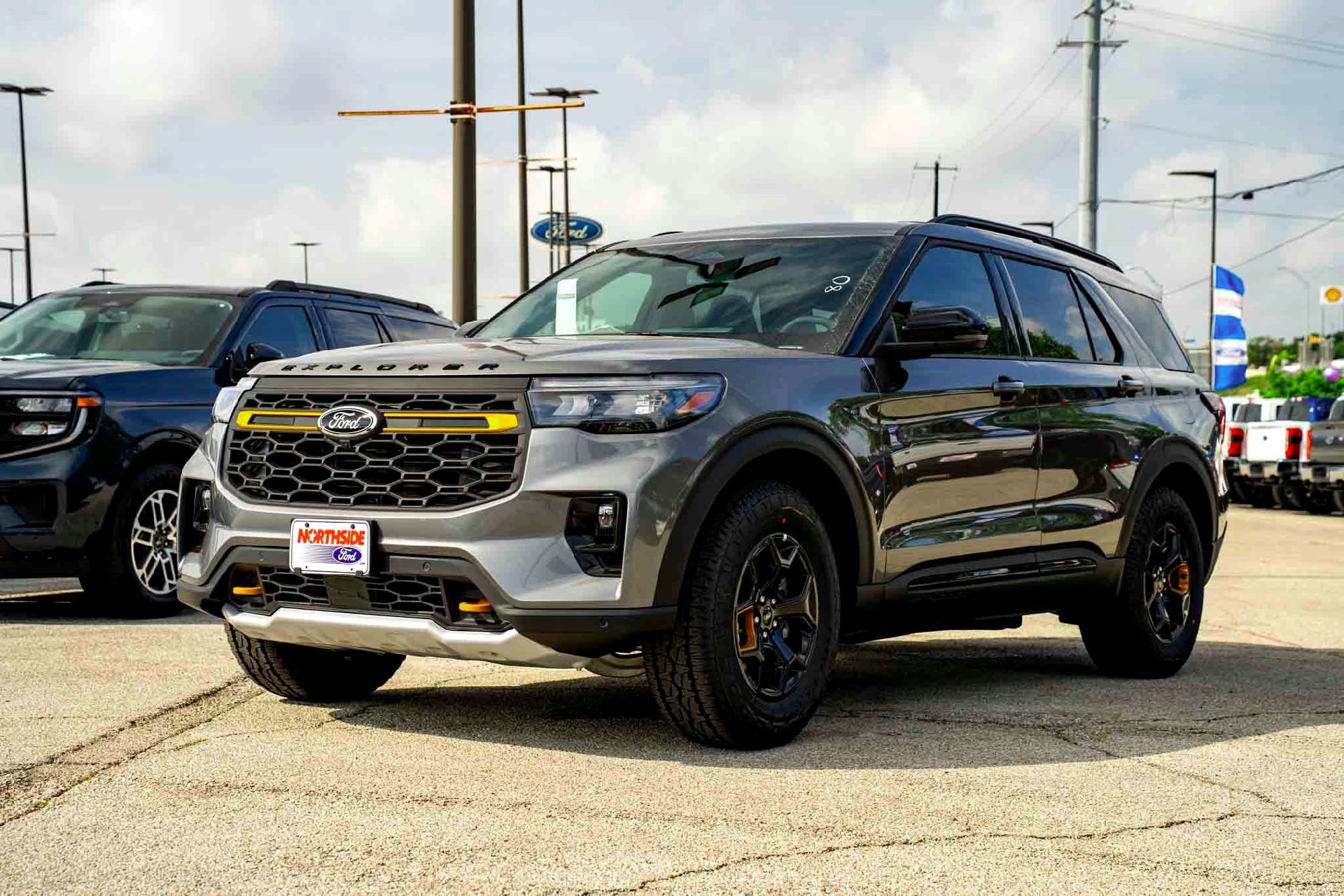 New 2026 Carbonized Gray Metallic Ford Tremor image 7
