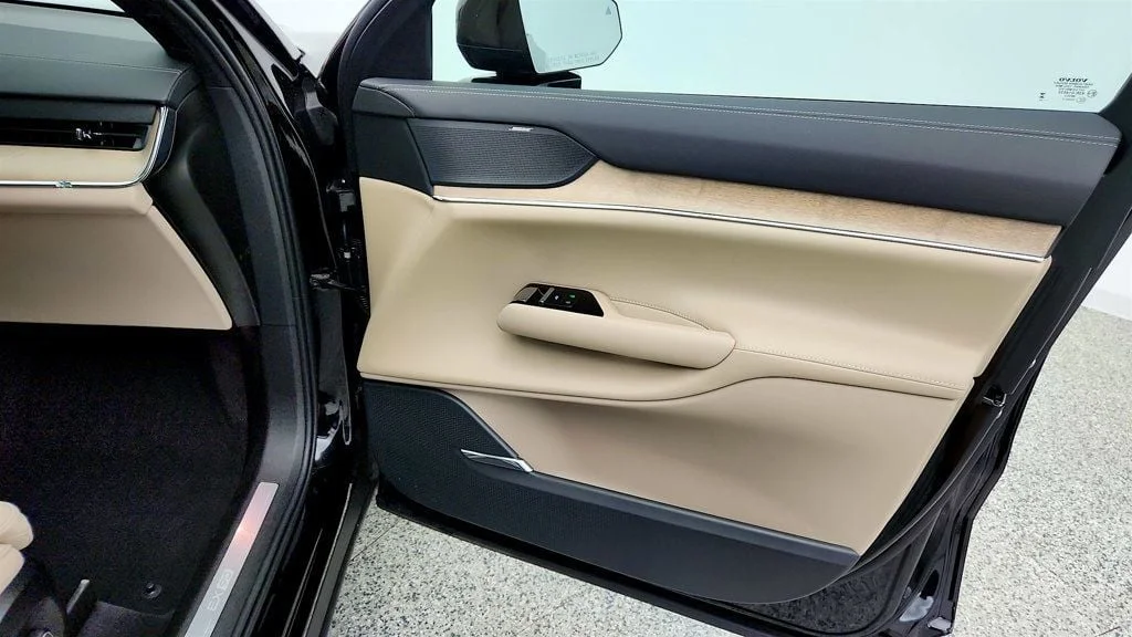 Used 2025 Onyx Black Metallic Volvo Twin Motor Performance Plus 6-Seater w/ Panoramic Roof image 26
