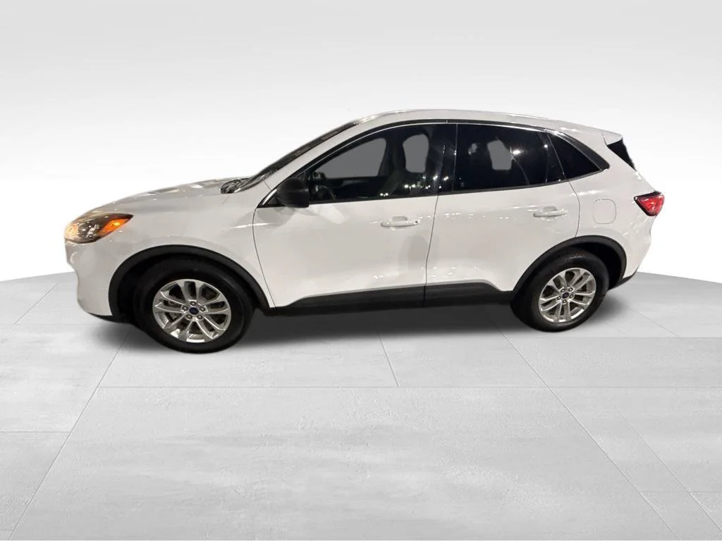 Used 2022 White Ford SE image 2