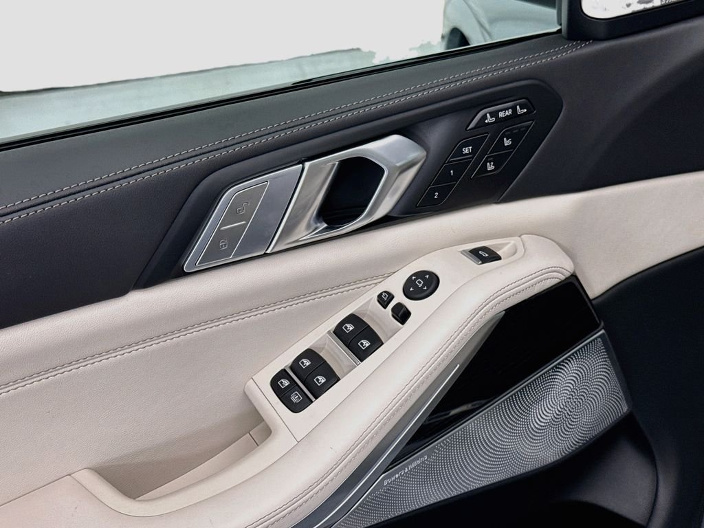 Used 2027 Gray Metallic BMW xDrive40i image 22