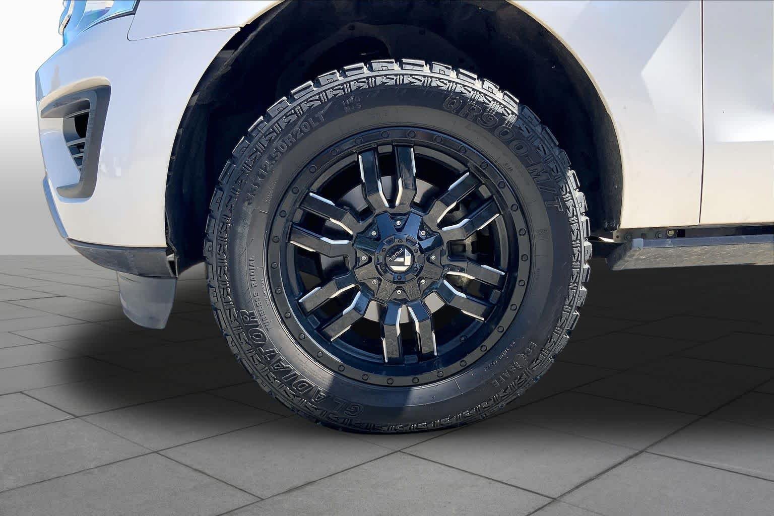 Used 2018 White Platinum Metallic Tri-Coat Ford XLT image 11