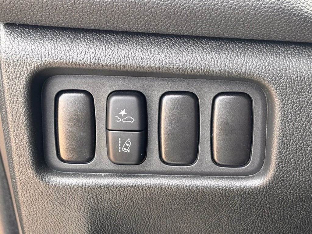 Used 2026 Silver Mitsubishi  image 21