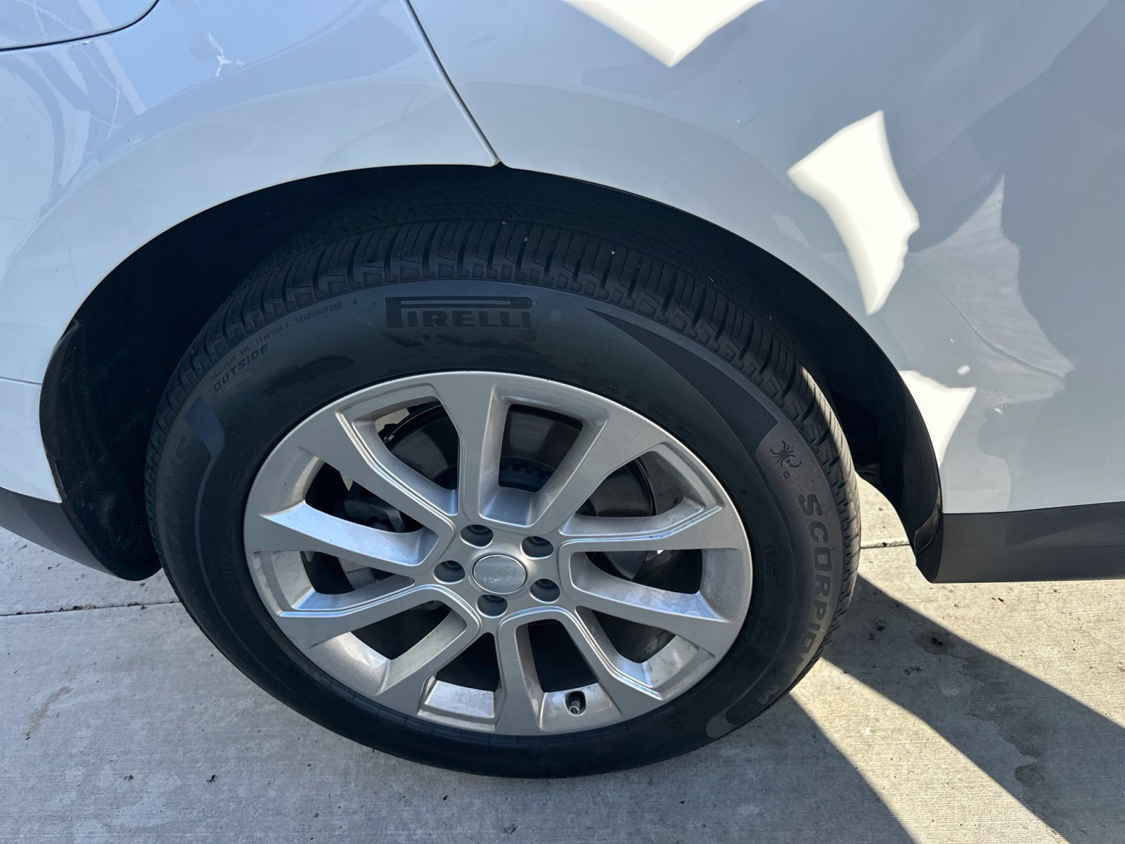 Used 2025 Fuji White Land Rover SE image 7