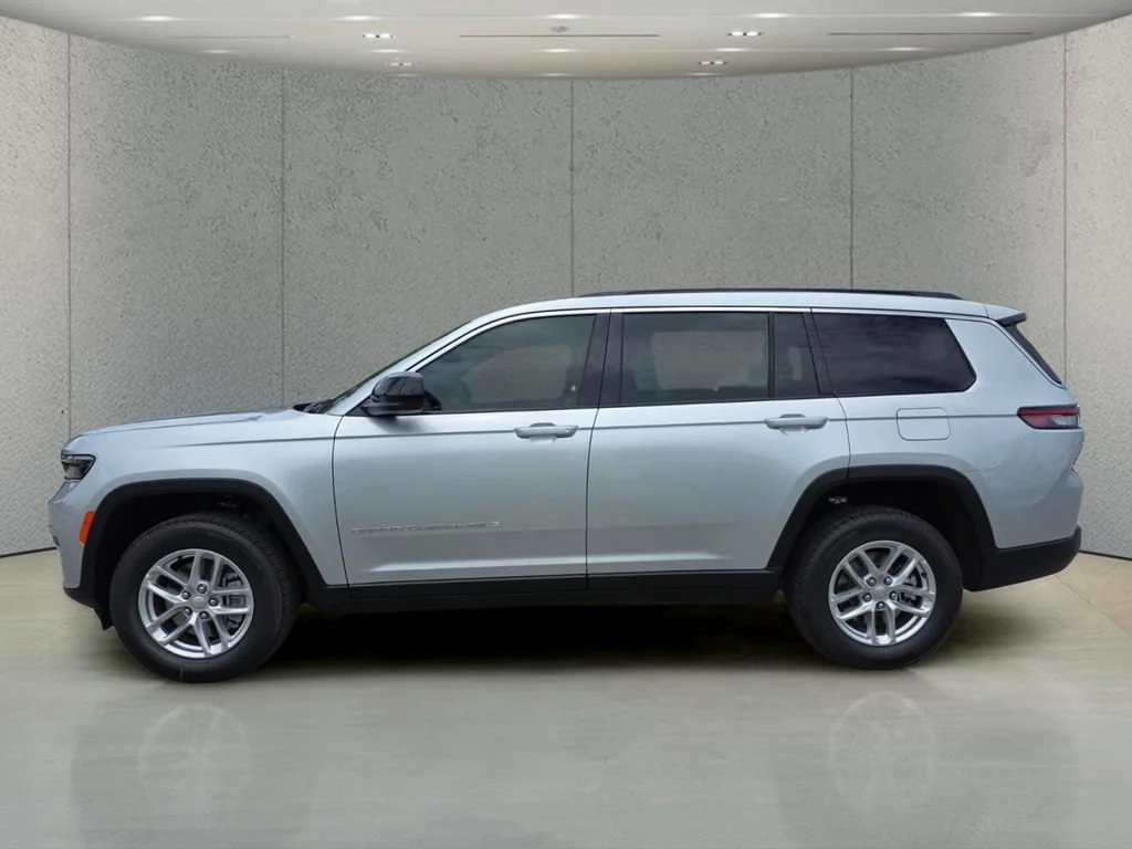 New 2026 Silver Zynith Exterior Paint Jeep Laredo image 9