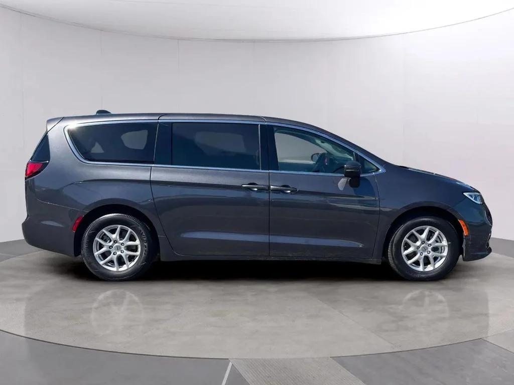 Used 2023 Granite Crystal Metallic Clearcoat Chrysler Touring L image 6
