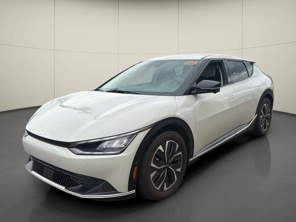 Used 2023 White Kia Wind image 3