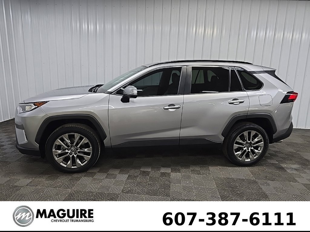 Used 2021 Silver Toyota XLE Premium image 5