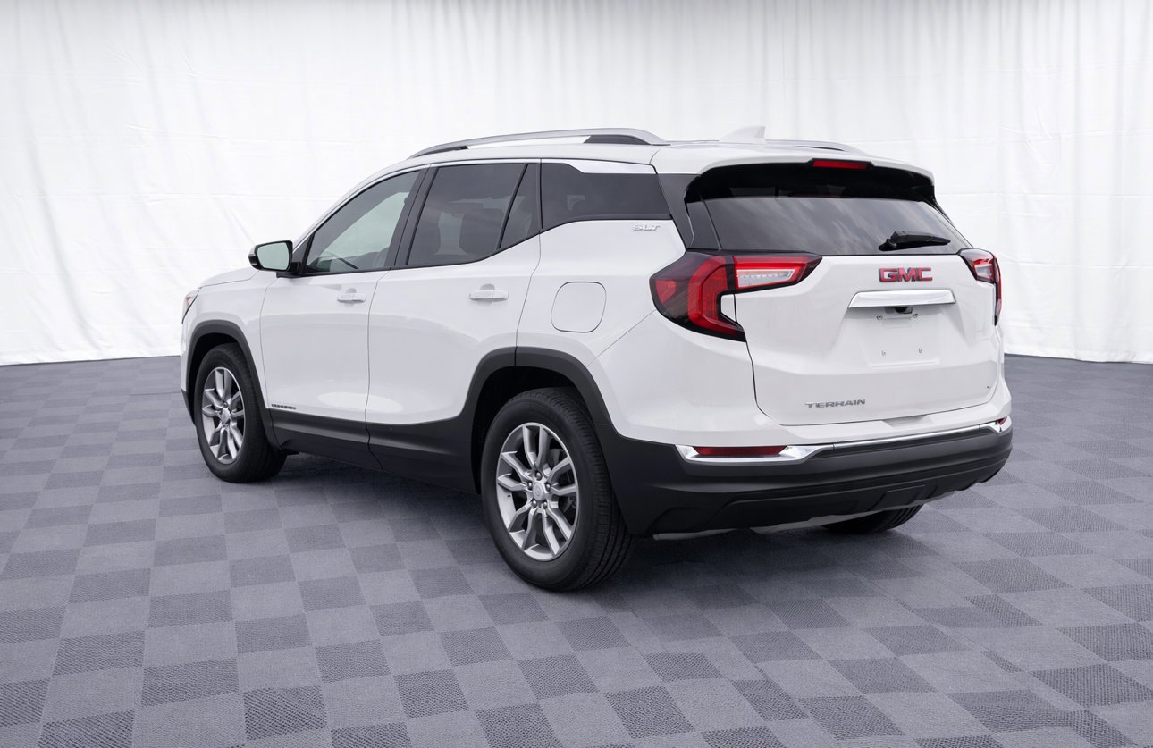 Used 2024 Summit White GMC SLT image 5