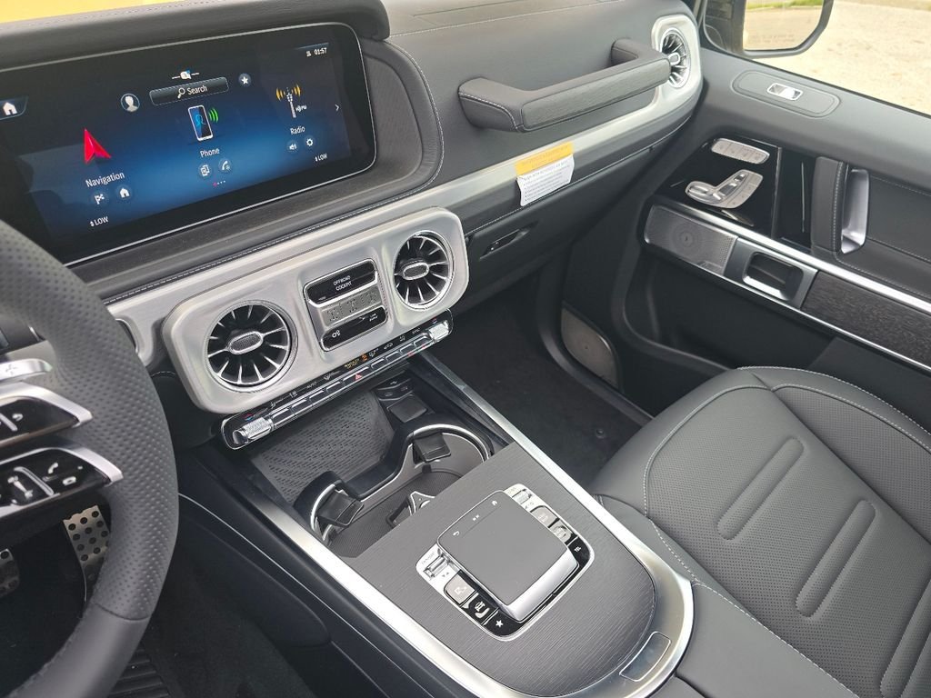New 2026 MANUFAKTUR Desert Sand non-metallic Mercedes-Benz G 550 image 30